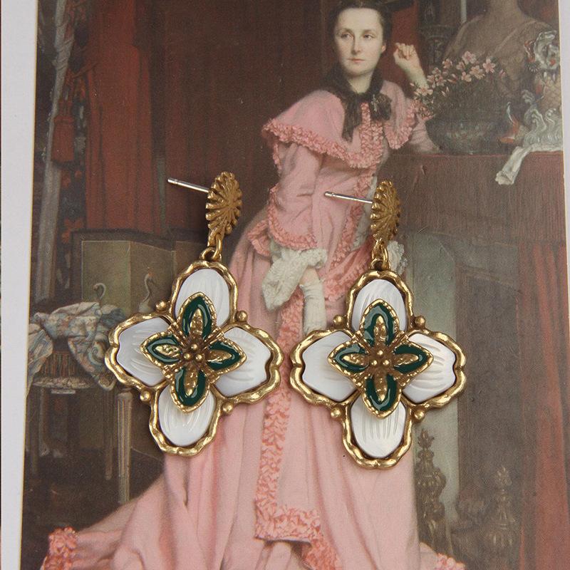 Medieval vintage four-leaf flower stud earrings retro baroque earrings light luxury high-end earrings
Medieval vintage four-leaf flower stud earrings retro baroque earrings light luxury high-end earrings