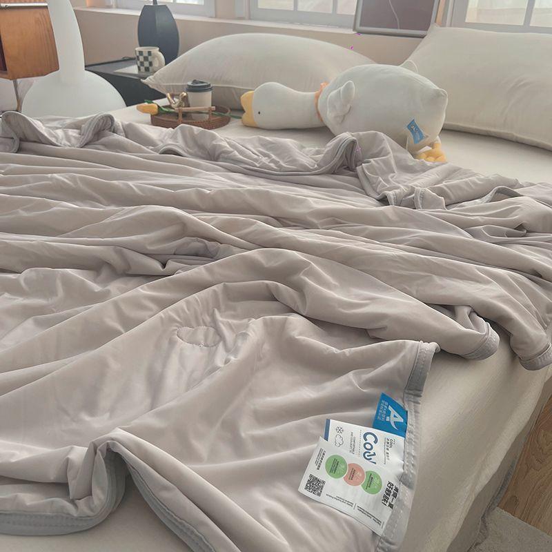 Light Luxury Gray Cool Silk Summer Quilt, Two People Washable Take A Nap Thin Quilt Student Single Air Condition Blanket 110x150cm
Light Luxury Gray Cool Silk Summer Quilt, Two People Washable Take A Nap Thin Quilt Student Single Air Condition Blanket 110x150cm