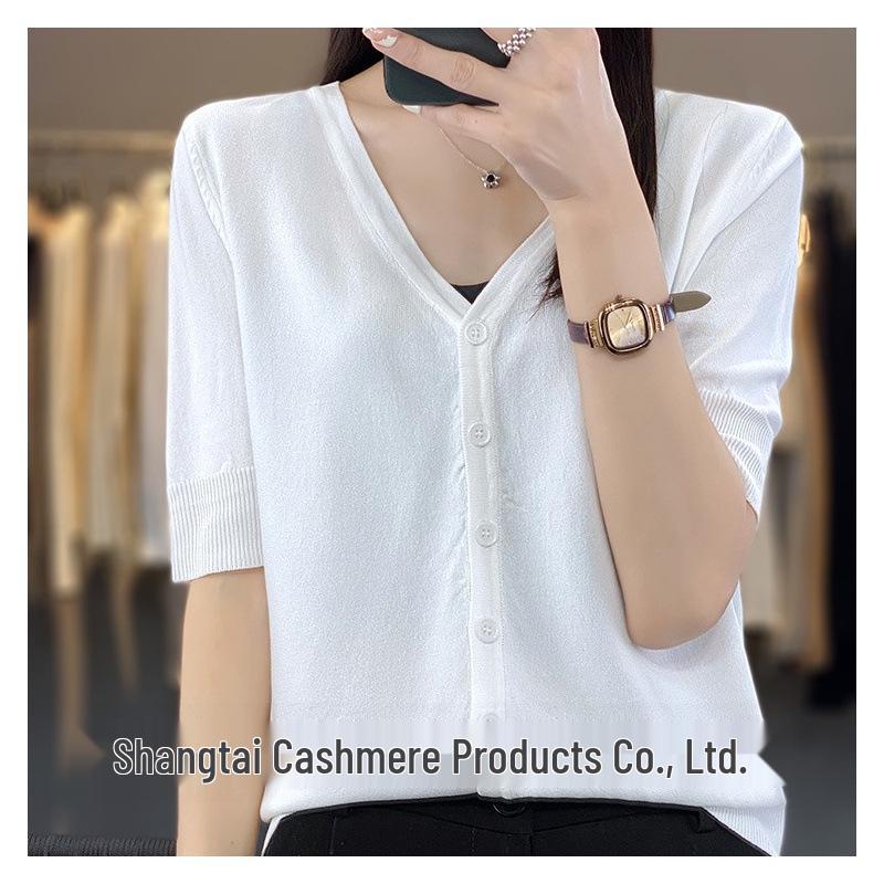 Ice Silk V-Neck Five-Sleeve Cardigan for Women - Slimming Sun Protection Shawl, Summer Top M (48-55 kg)
Ice Silk V-Neck Five-Sleeve Cardigan for Women - Slimming Sun Protection Shawl, Summer Top M (48-55 kg)