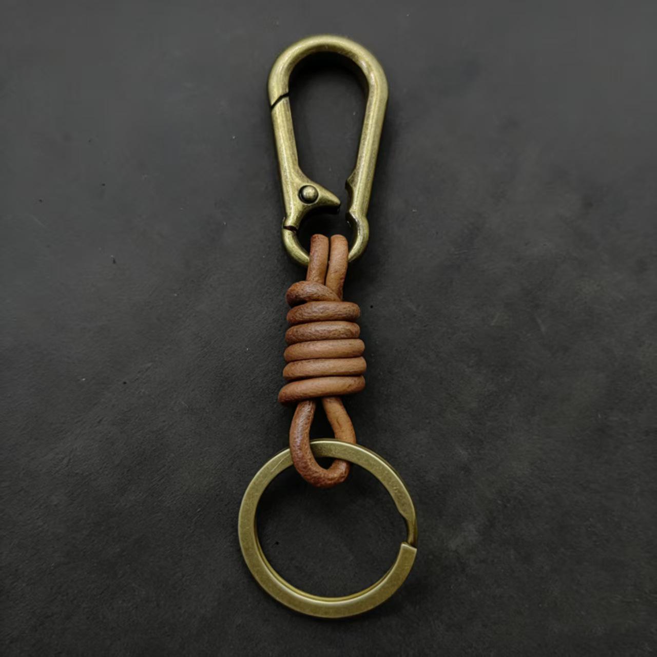 Сміливий Вінтажний Карабін Шкіряний Брелок для Сумки: Панк Ретро Сплав Шкіра Коров яча Плетений Брелок антична бронзова кольору
Сміливий Вінтажний Карабін Шкіряний Брелок для Сумки: Панк Ретро Сплав Шкіра Коров яча Плетений Брелок антична бронзова кольору