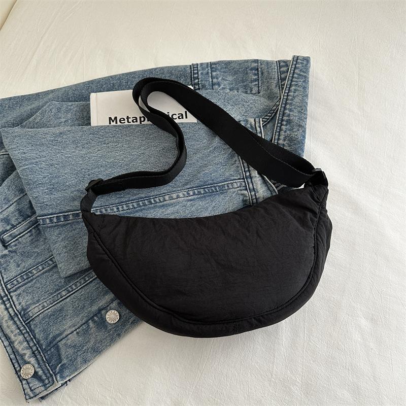 Корейская версия повседневной сумки-мессенджера в стиле ретро, простая и модная сумка-пельмень 2024 года, летняя новая нишевая дизайнерская сумка через плечо для женщин чёрный
Корейская версия повседневной сумки-мессенджера в стиле ретро, простая и модная сумка-пельмень 2024 года, летняя новая нишевая дизайнерская сумка через плечо для женщин чёрный