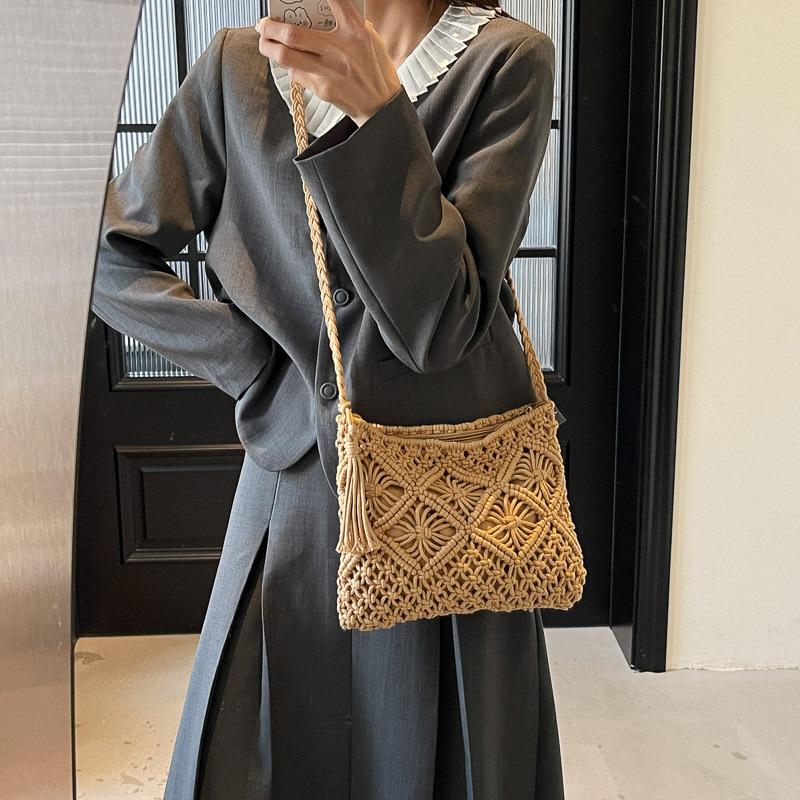 Knitted bag women s 2025 new fashion versatile shoulder messenger bag casual high-end woven straw bag чёрный
Knitted bag women s 2025 new fashion versatile shoulder messenger bag casual high-end woven straw bag чёрный