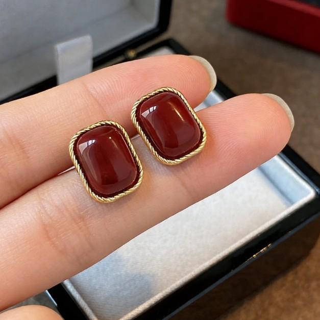Ретро-сережки-гвоздики в гонконгському стилі з червоною крапчастою глазур ю для жінок, весна та літо, легка розкіш, темперамент, високоякісні сережки, нішевий дизайн, нові сережки
Ретро-сережки-гвоздики в гонконгському стилі з червоною крапчастою глазур ю для жінок, весна та літо, легка розкіш, темперамент, високоякісні сережки, нішевий дизайн, нові сережки