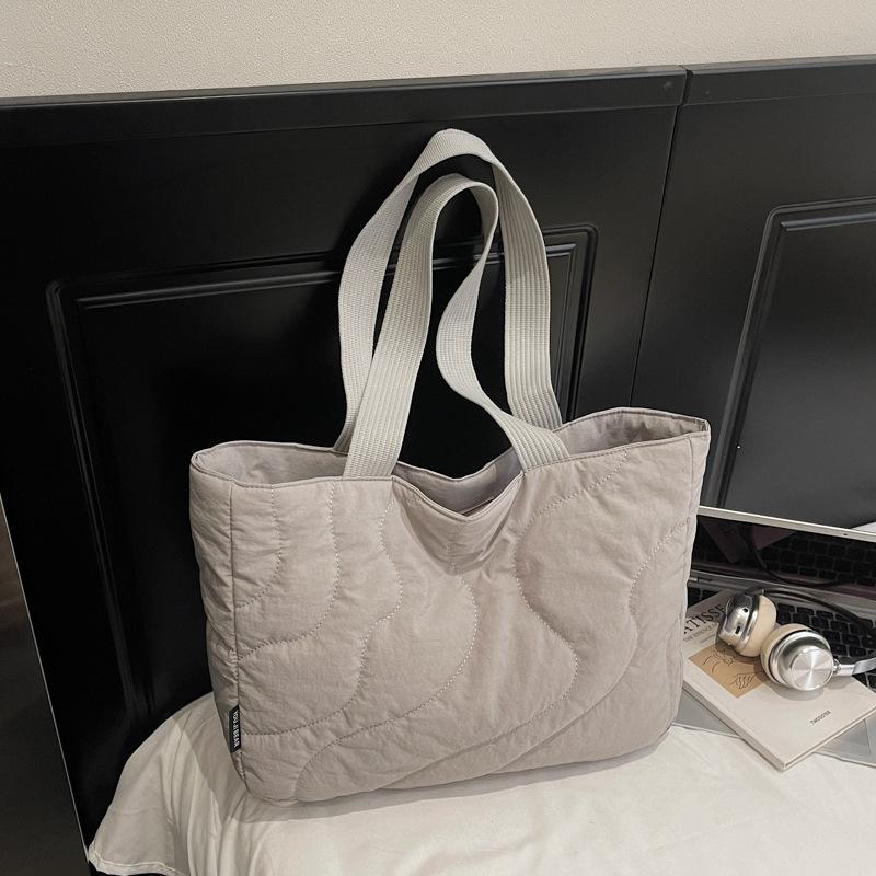 Lightweight and simple diamond tote bag large-capacity bag winter fashionable handbag casual women s bag сірий колір
Lightweight and simple diamond tote bag large-capacity bag winter fashionable handbag casual women s bag сірий колір