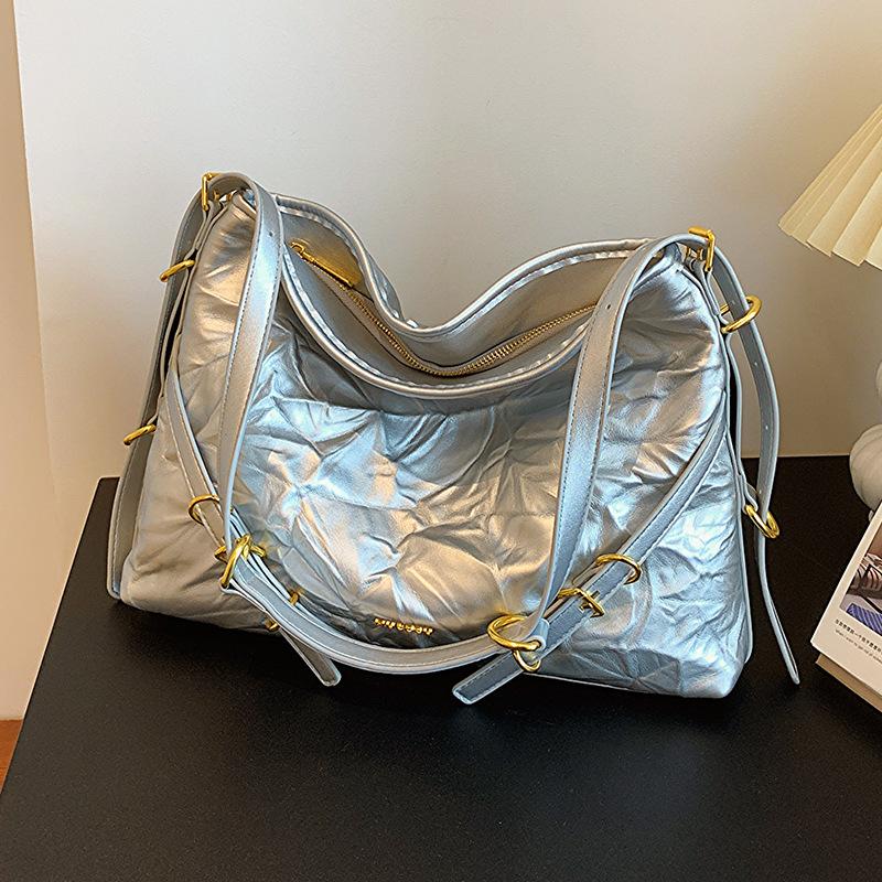 Large-capacity bag women s 2024 new fashionable versatile shoulder messenger bag simple texture class commuter tote bag No Specifications
Large-capacity bag women s 2024 new fashionable versatile shoulder messenger bag simple texture class commuter tote bag No Specifications