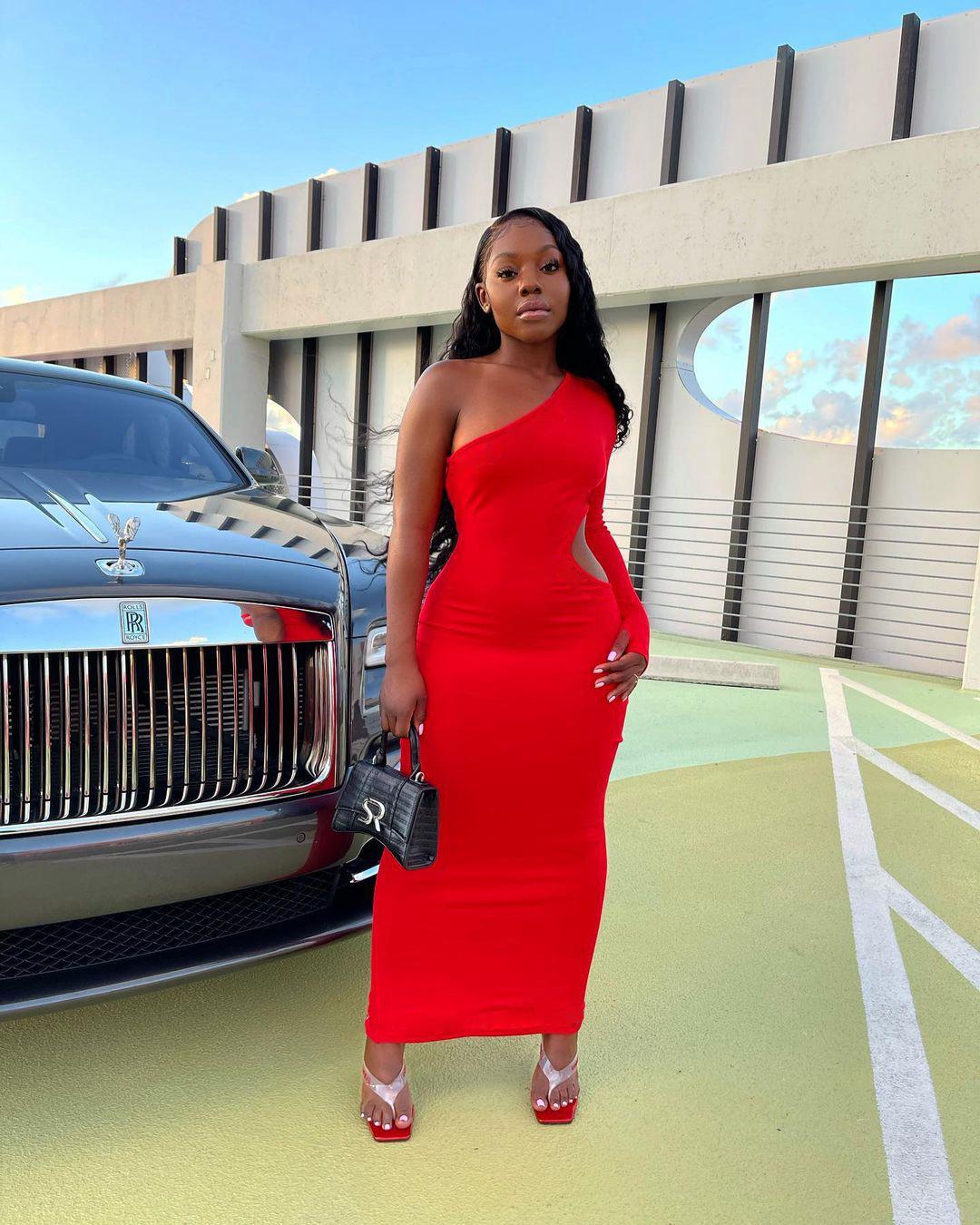 Платье бодикон на одно плечо с длинным рукавом и вырезами L красный
Платье бодикон на одно плечо с длинным рукавом и вырезами L красный