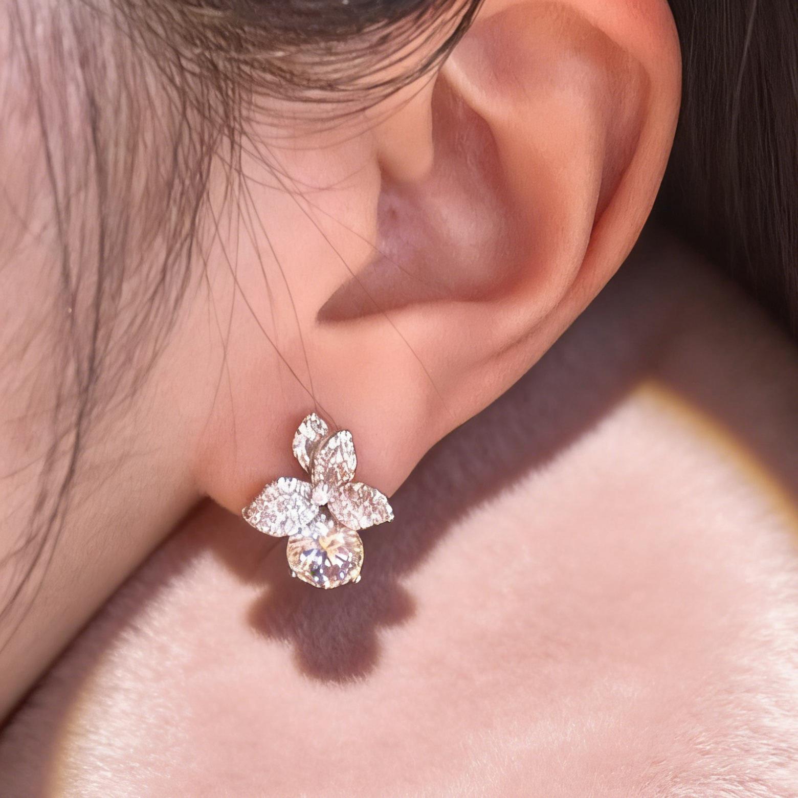 Light luxury sweet inlaid round leaf earrings for women full of diamonds elegant and high-end earings stud wedding jewelry gifts серебряный
Light luxury sweet inlaid round leaf earrings for women full of diamonds elegant and high-end earings stud wedding jewelry gifts серебряный