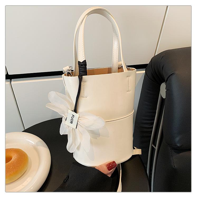 High-end underarm fashion bucket bag women s new spring and summer simple and versatile single shoulder oblique span bag
High-end underarm fashion bucket bag women s new spring and summer simple and versatile single shoulder oblique span bag
