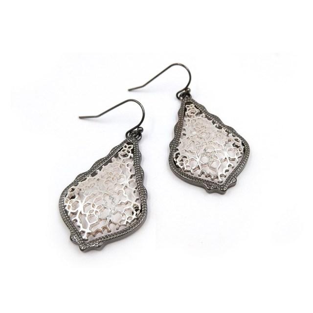 Маленькие 2-цветные комбинированные филигранные серьги-капли для женщин
Маленькие 2-цветные комбинированные филигранные серьги-капли для женщин