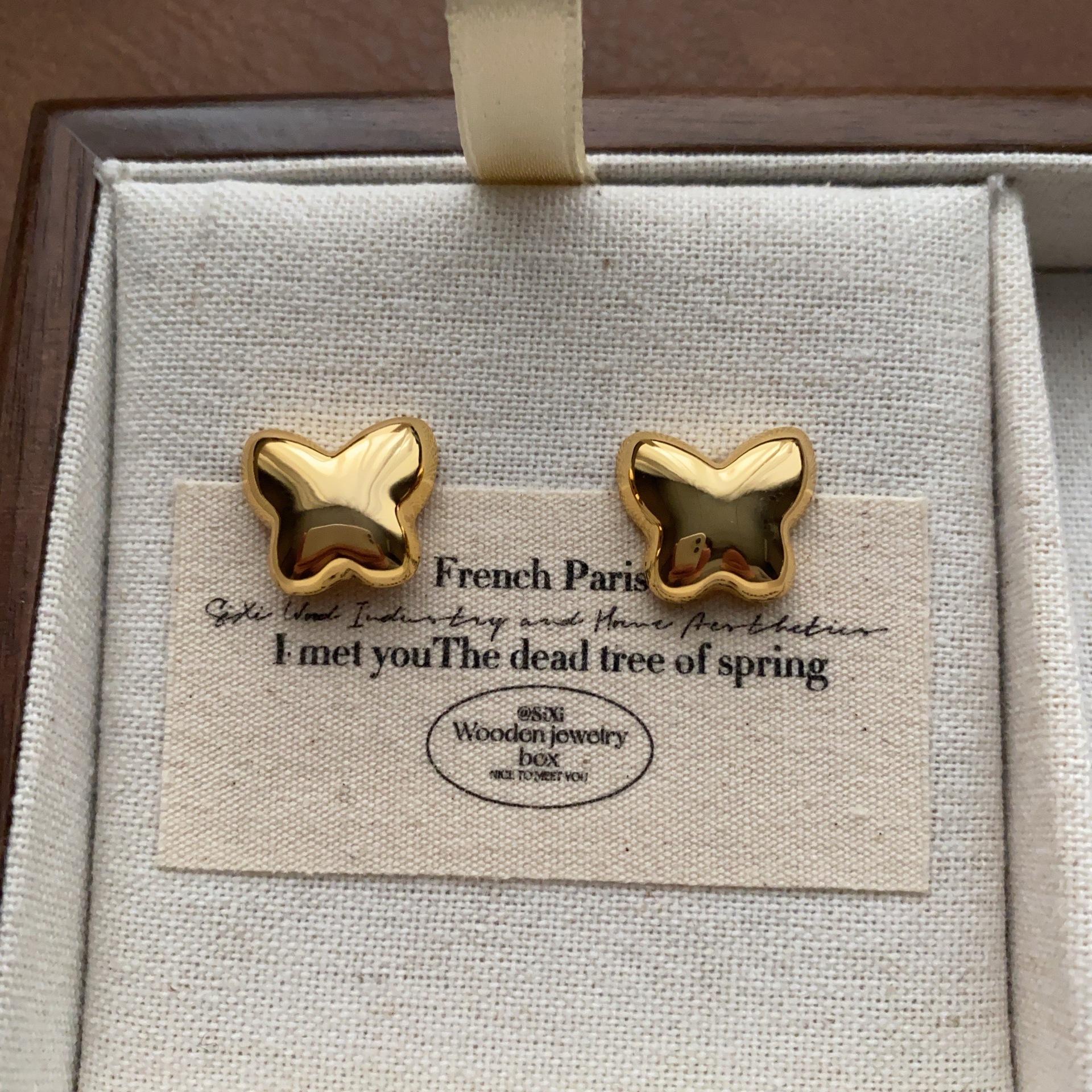 Three-dimensional butterfly wings brushed stud earrings light luxury high sense retro fashion versatile personality simple earrings women
Three-dimensional butterfly wings brushed stud earrings light luxury high sense retro fashion versatile personality simple earrings women
