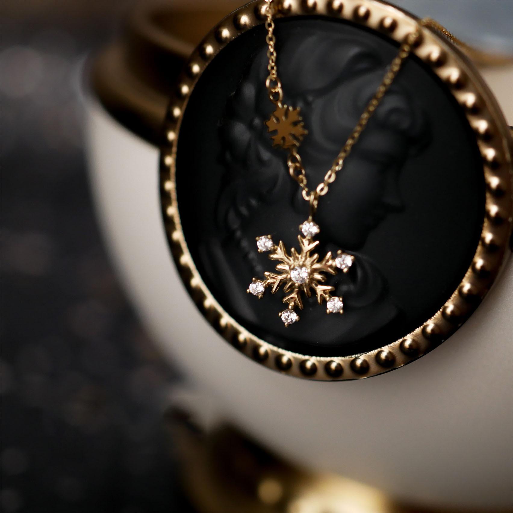 Versatile Snowflake Zircon Pendant Necklace: Gold-Plated S925 Sterling Silver with Creative Design for Women 925 Silver
Versatile Snowflake Zircon Pendant Necklace: Gold-Plated S925 Sterling Silver with Creative Design for Women 925 Silver