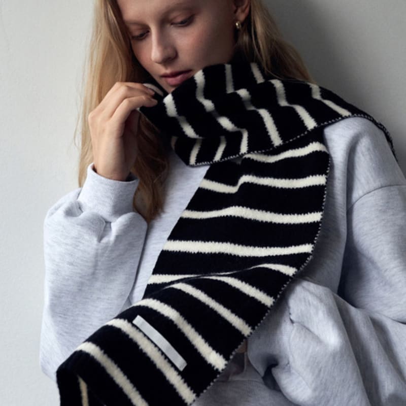 LOEIL Wool Stripe Muffler - Black FREE
LOEIL Wool Stripe Muffler - Black FREE