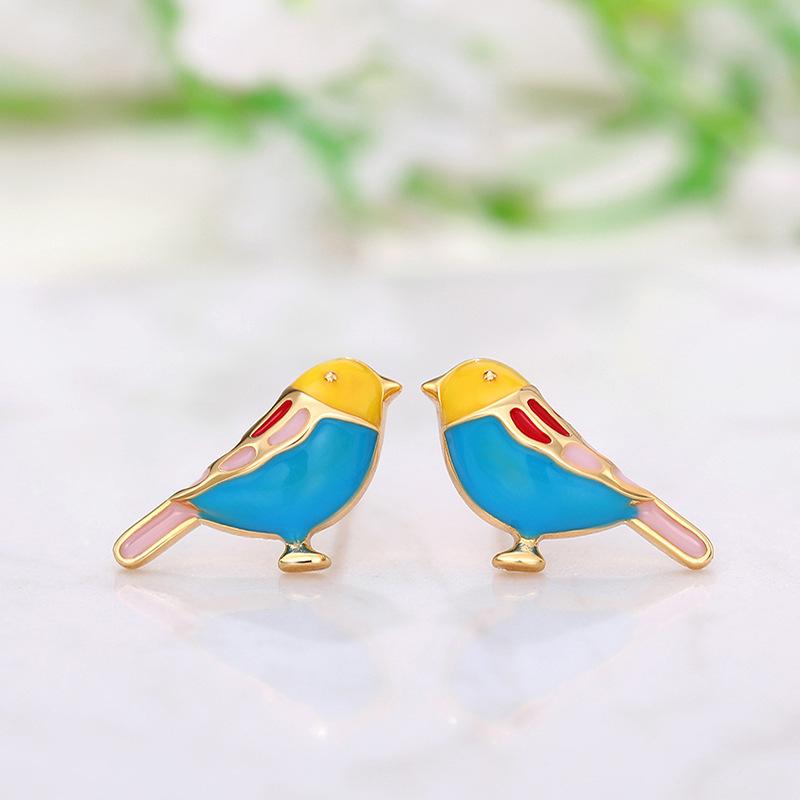 Модные серьги-пусеты из металла золотого цвета с многоцветной эмалью в виде птиц для женщин, нежные серьги-украшения для помолвки
Модные серьги-пусеты из металла золотого цвета с многоцветной эмалью в виде птиц для женщин, нежные серьги-украшения для помолвки