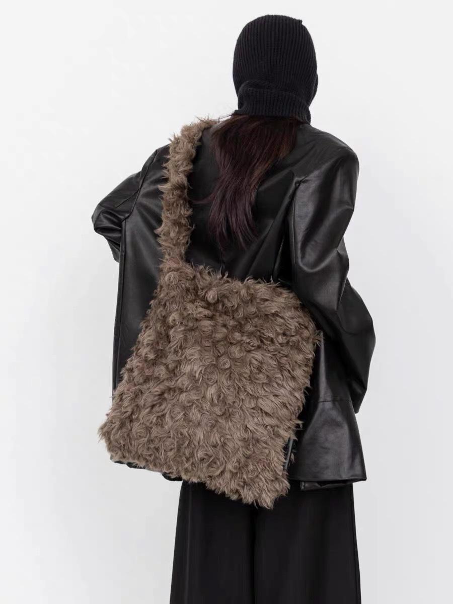Large Faux Fur Handbags for Women Fluffy Fuzzy Bags Purse Crossbody Shoulder Bag
Large Faux Fur Handbags for Women Fluffy Fuzzy Bags Purse Crossbody Shoulder Bag