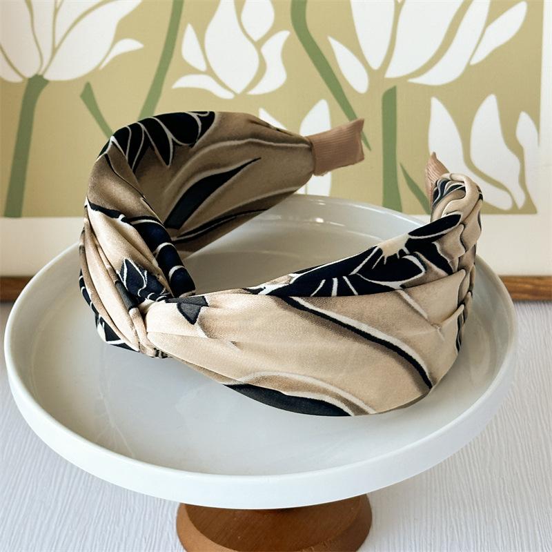 Летняя новая печатная повязка на голову в стиле ретро тай-дай, холст с масляной живописью, крестообразная широкая версия, повязка на голову с чувством высокого класса, женские аксессуары для волос Headbands
Летняя новая печатная повязка на голову в стиле ретро тай-дай, холст с масляной живописью, крестообразная широкая версия, повязка на голову с чувством высокого класса, женские аксессуары для волос Headbands