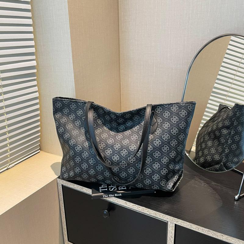 Commuter bag women s bag new high-value printed tote bag large-capacity versatile fashion premium shoulder bag чорний
Commuter bag women s bag new high-value printed tote bag large-capacity versatile fashion premium shoulder bag чорний