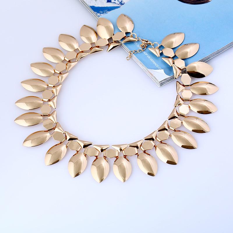 Stylish Metal Leaf Necklace With Locking Chain For Men And Women Occasions
Stylish Metal Leaf Necklace With Locking Chain For Men And Women Occasions