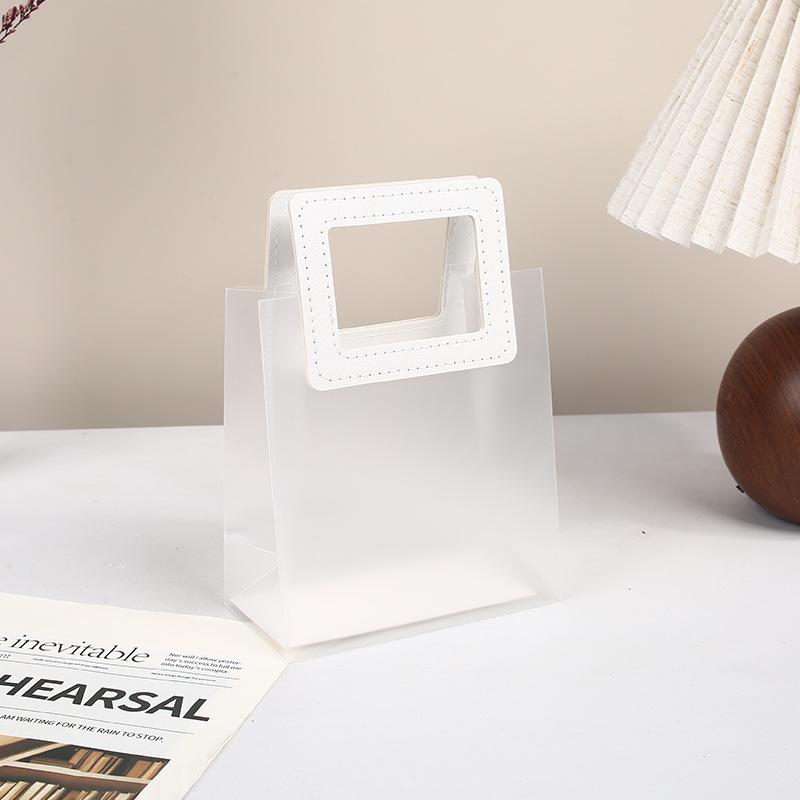 Modern Simplicity PP Plastic Gift Bag Wedding Accessories Holiday Souvenirs Party Gifts Candy Jewelry Packag Party Decoration Hand-held Packaging Bag 13.5x7x15cm 10pcs
Modern Simplicity PP Plastic Gift Bag Wedding Accessories Holiday Souvenirs Party Gifts Candy Jewelry Packag Party Decoration Hand-held Packaging Bag 13.5x7x15cm 10pcs