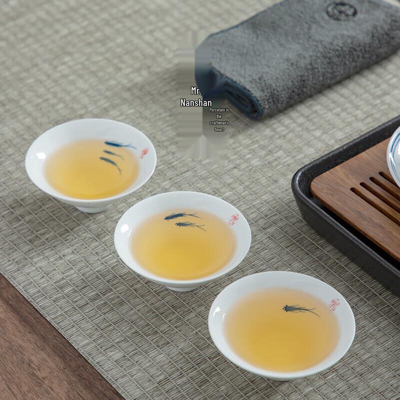 Nanshan Hand-Painted Small Fish Gongfu Tea Cups Set (6 Pcs)
Nanshan Hand-Painted Small Fish Gongfu Tea Cups Set (6 Pcs)