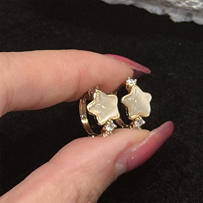 Resin star round ear buckle fashion design versatile temperament earrings personality trend earrings women s high sense
Resin star round ear buckle fashion design versatile temperament earrings personality trend earrings women s high sense