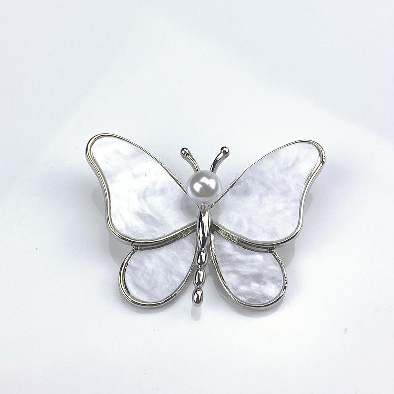 Meng Wanzhou s Pearl Butterfly Brooch: A chic accessory protecting the mother-of-pearl, perfect for elegant women s suits.
Meng Wanzhou s Pearl Butterfly Brooch: A chic accessory protecting the mother-of-pearl, perfect for elegant women s suits.