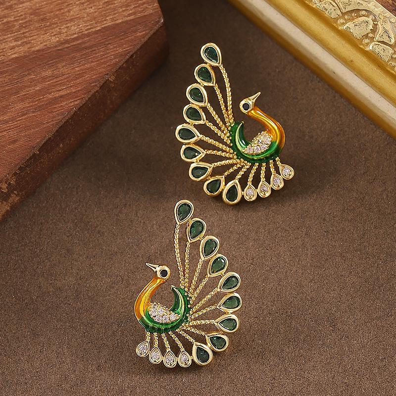 French elegance temperament court style full of diamonds peacock open screen stud earrings niche personality design sense Xiaoxiang earrings зелений
French elegance temperament court style full of diamonds peacock open screen stud earrings niche personality design sense Xiaoxiang earrings зелений