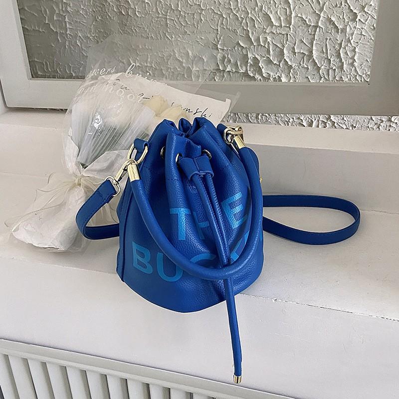 High-end Shoulder Bag Women s Korean Fashion Printed Cross-body Ins Hot Drawstring Bucket Handbag темно-синього кольору
High-end Shoulder Bag Women s Korean Fashion Printed Cross-body Ins Hot Drawstring Bucket Handbag темно-синього кольору