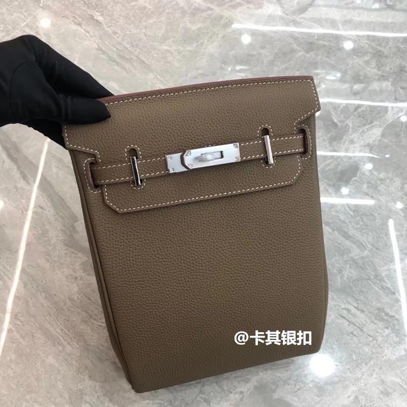 2025 New Kelli breast bag fashionable mini simple lychee pattern togo first layer cowhide single shoulder women s leather bag Silver buckle 18CM хакі
2025 New Kelli breast bag fashionable mini simple lychee pattern togo first layer cowhide single shoulder women s leather bag Silver buckle 18CM хакі