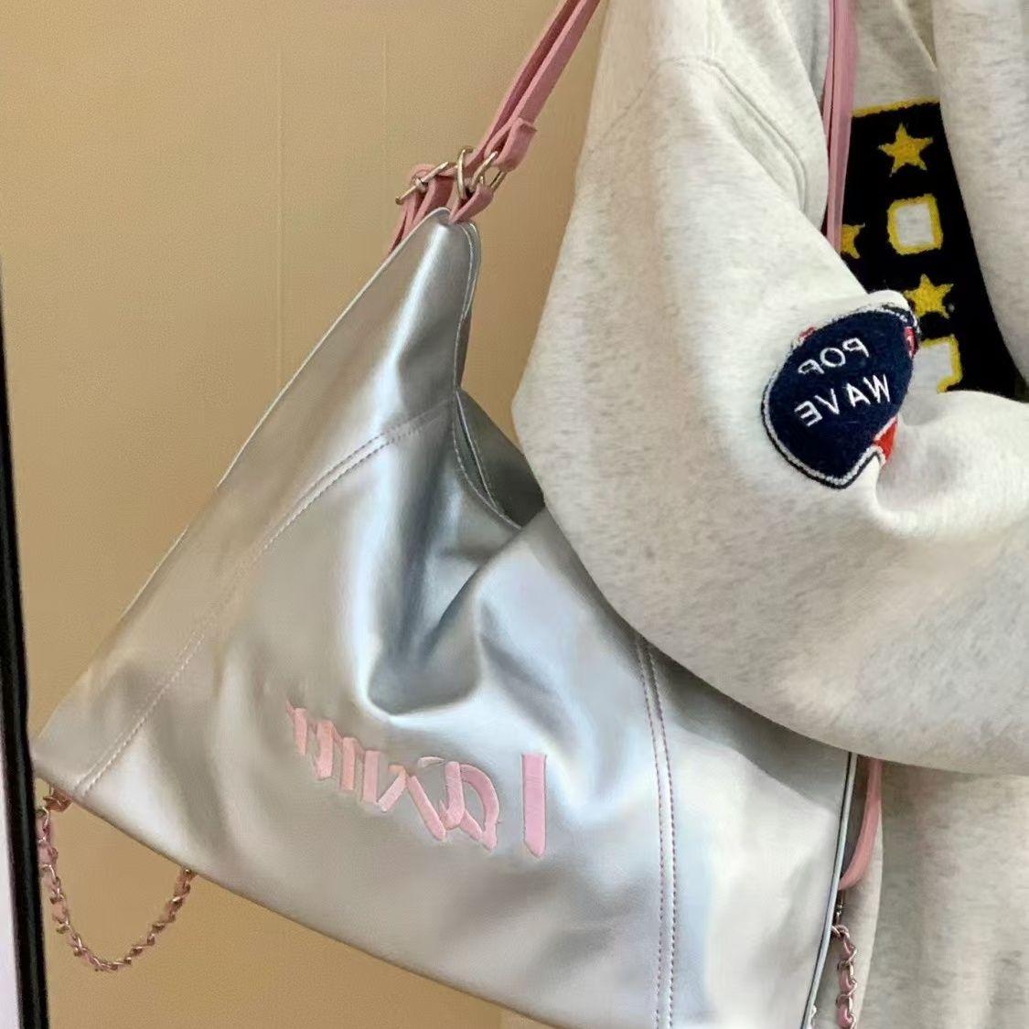 Fashion Embroidery Letter Chain Tote Bag Women Color Block Leather Large Capacity Shoulder Bags Ladies Student Commuter Backpack 34x28x11cm серебряный
Fashion Embroidery Letter Chain Tote Bag Women Color Block Leather Large Capacity Shoulder Bags Ladies Student Commuter Backpack 34x28x11cm серебряный