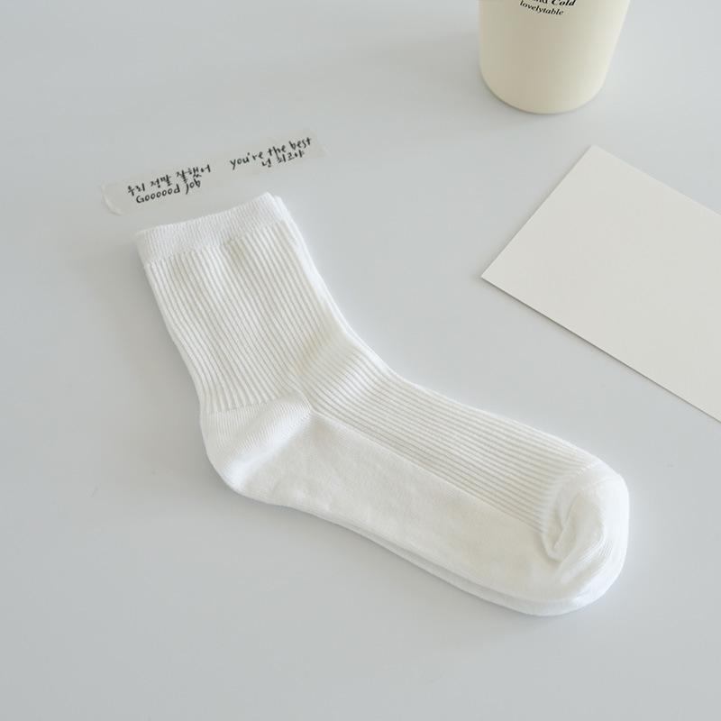 Шкарпетки жіночі середньої довжини чорно-білі однотонні весняно-осінні студентські спортивні шкарпетки довгі трендові дихаючі One size брудно-білий
Шкарпетки жіночі середньої довжини чорно-білі однотонні весняно-осінні студентські спортивні шкарпетки довгі трендові дихаючі One size брудно-білий