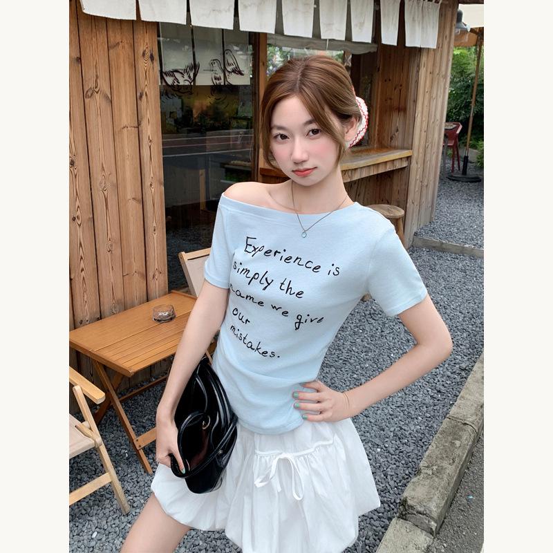 Korean Style Plus Size One-Shoulder Letter Print Short Sleeve Pleated Top for Women XXL світло-синій колір
Korean Style Plus Size One-Shoulder Letter Print Short Sleeve Pleated Top for Women XXL світло-синій колір