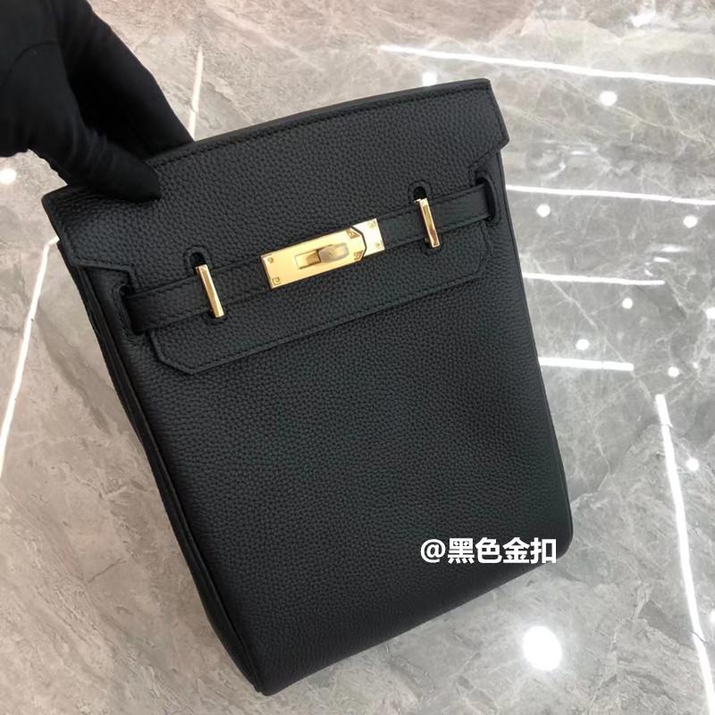 2025 New Kelli breast bag fashionable mini simple lychee pattern togo first layer cowhide single shoulder women s leather bag gold buckle 18CM чёрный
2025 New Kelli breast bag fashionable mini simple lychee pattern togo first layer cowhide single shoulder women s leather bag gold buckle 18CM чёрный
