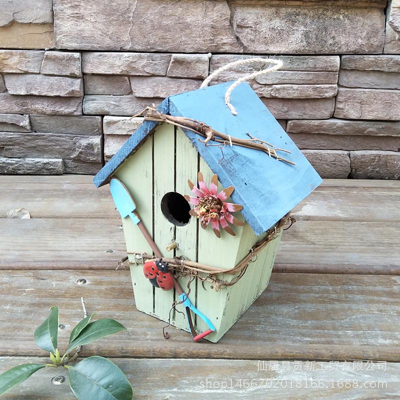 Rustic Cabin-Style Wooden Birdhouse - Outdoor Hanging Pastoral Decoration
Rustic Cabin-Style Wooden Birdhouse - Outdoor Hanging Pastoral Decoration