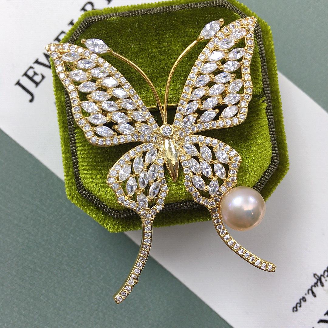 Zhuji Freshwater Pearl Brooch with Zirconia Butterfly - Classic Fashion Accessory. рожевий
Zhuji Freshwater Pearl Brooch with Zirconia Butterfly - Classic Fashion Accessory. рожевий