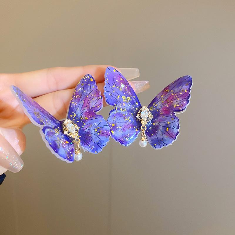 Элегантные серьги-бабочки: Акриловый бриллиант высокого класса, имитация жемчуга и серебряная игла.
Элегантные серьги-бабочки: Акриловый бриллиант высокого класса, имитация жемчуга и серебряная игла.