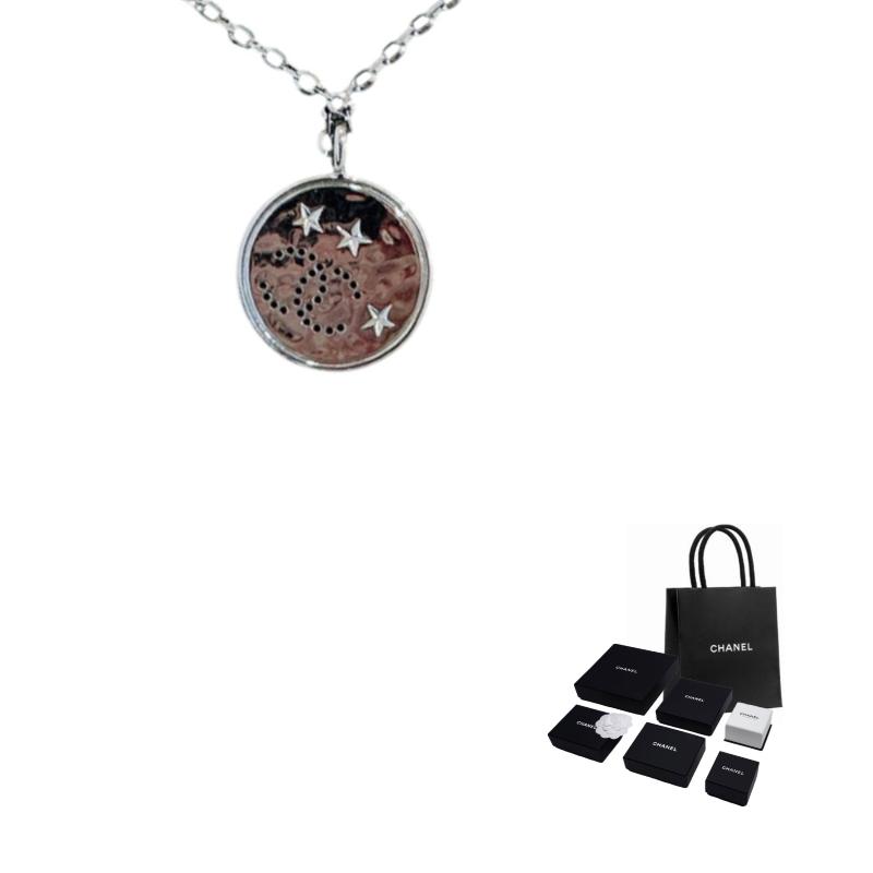 CHANEL 24k round pendant - necklace women s silver срібний
CHANEL 24k round pendant - necklace women s silver срібний