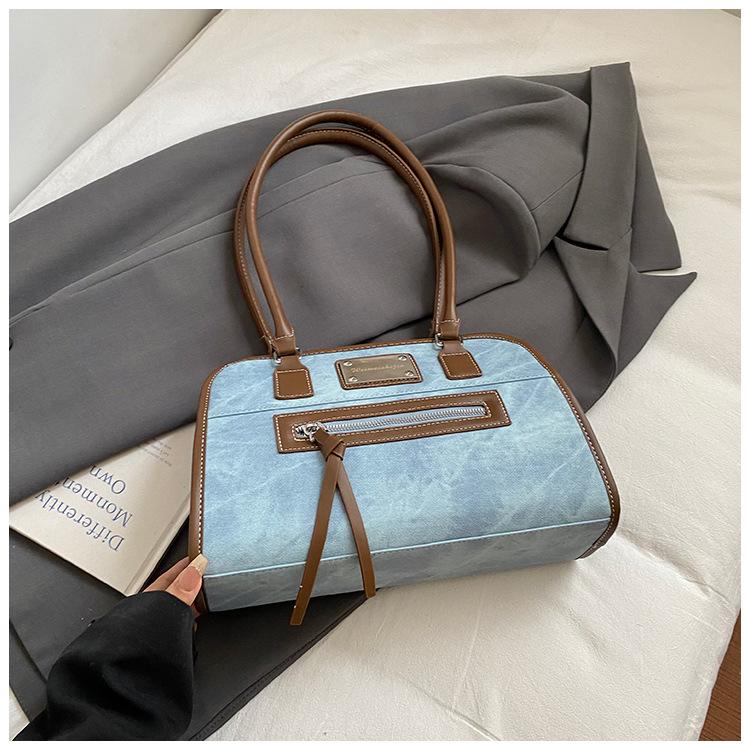 Сумка для通勤 женская новая осенняя универсальная на плечо, подмышку, повседневная портативная сумка-тоут большой вместимости
Сумка для通勤 женская новая осенняя универсальная на плечо, подмышку, повседневная портативная сумка-тоут большой вместимости