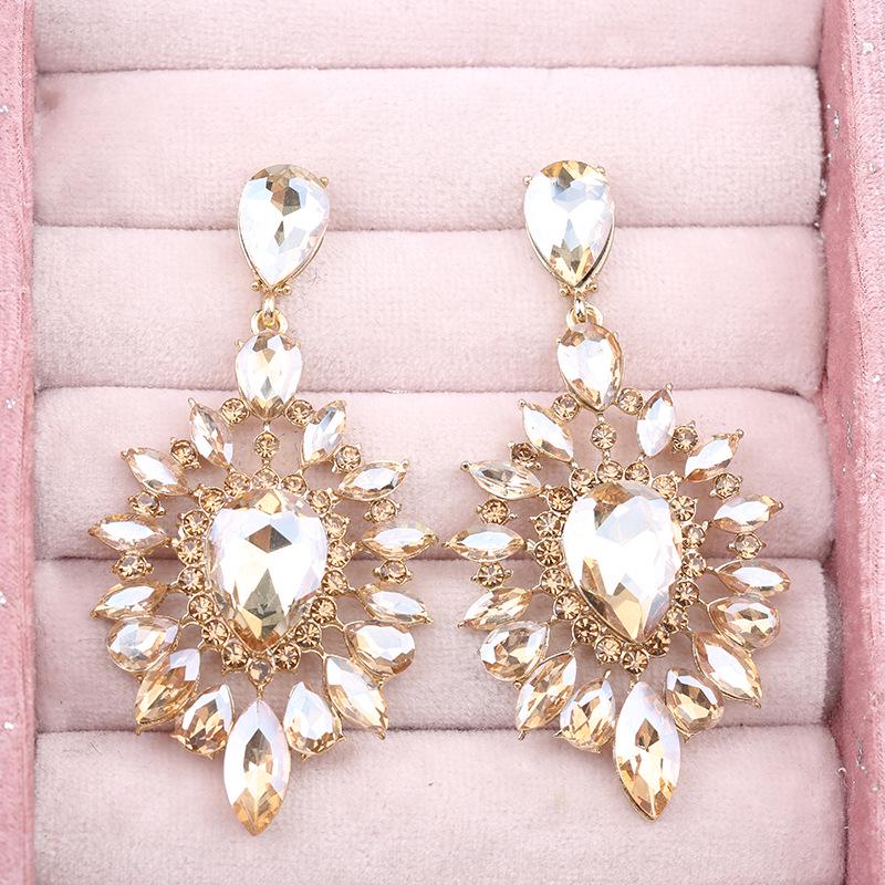 Classic Women s Crystal Vintage Teardrop Hollow Earrings - Elegant and Exquisite Jewelry. белый 
Classic Women s Crystal Vintage Teardrop Hollow Earrings - Elegant and Exquisite Jewelry. белый