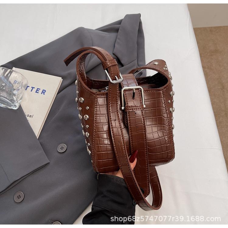 2025 новая ретро сумка-хобо с заклепками женская текстурная простая сумка-мессенджер большой вместимости на плечо под мышку коричневый
2025 новая ретро сумка-хобо с заклепками женская текстурная простая сумка-мессенджер большой вместимости на плечо под мышку коричневый