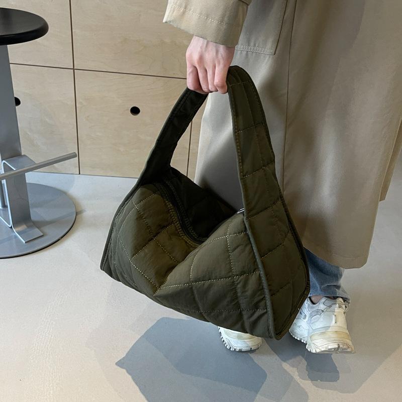 Simple rhombus underarm bag women s hand bag plaid quilted large-capacity shoulder bag new portable tote bag
Simple rhombus underarm bag women s hand bag plaid quilted large-capacity shoulder bag new portable tote bag