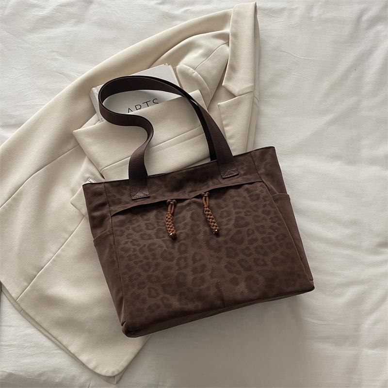 Large-capacity commuter tote bag New simple handbag Light casual trendy women s shoulder bag
Large-capacity commuter tote bag New simple handbag Light casual trendy women s shoulder bag