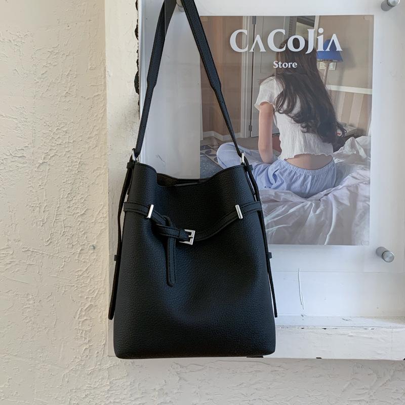 New temperament fashionable and simple bucket bag commuting large capacity shoulder bag trendy mother-in-law bag чорний
New temperament fashionable and simple bucket bag commuting large capacity shoulder bag trendy mother-in-law bag чорний