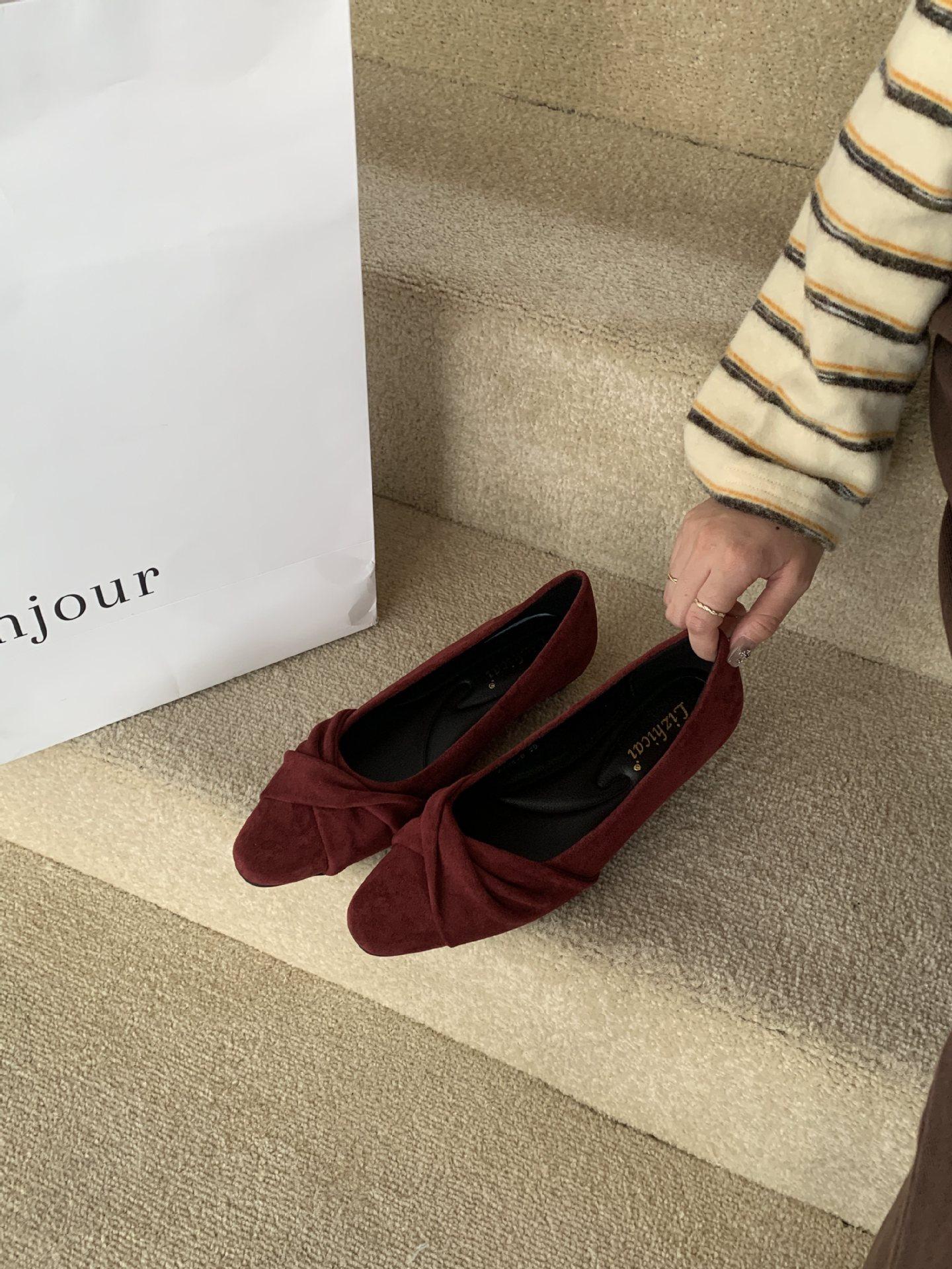 Pleated bow French small single shoes with inner height increase and beautiful skirt 39 бордовый
Pleated bow French small single shoes with inner height increase and beautiful skirt 39 бордовый