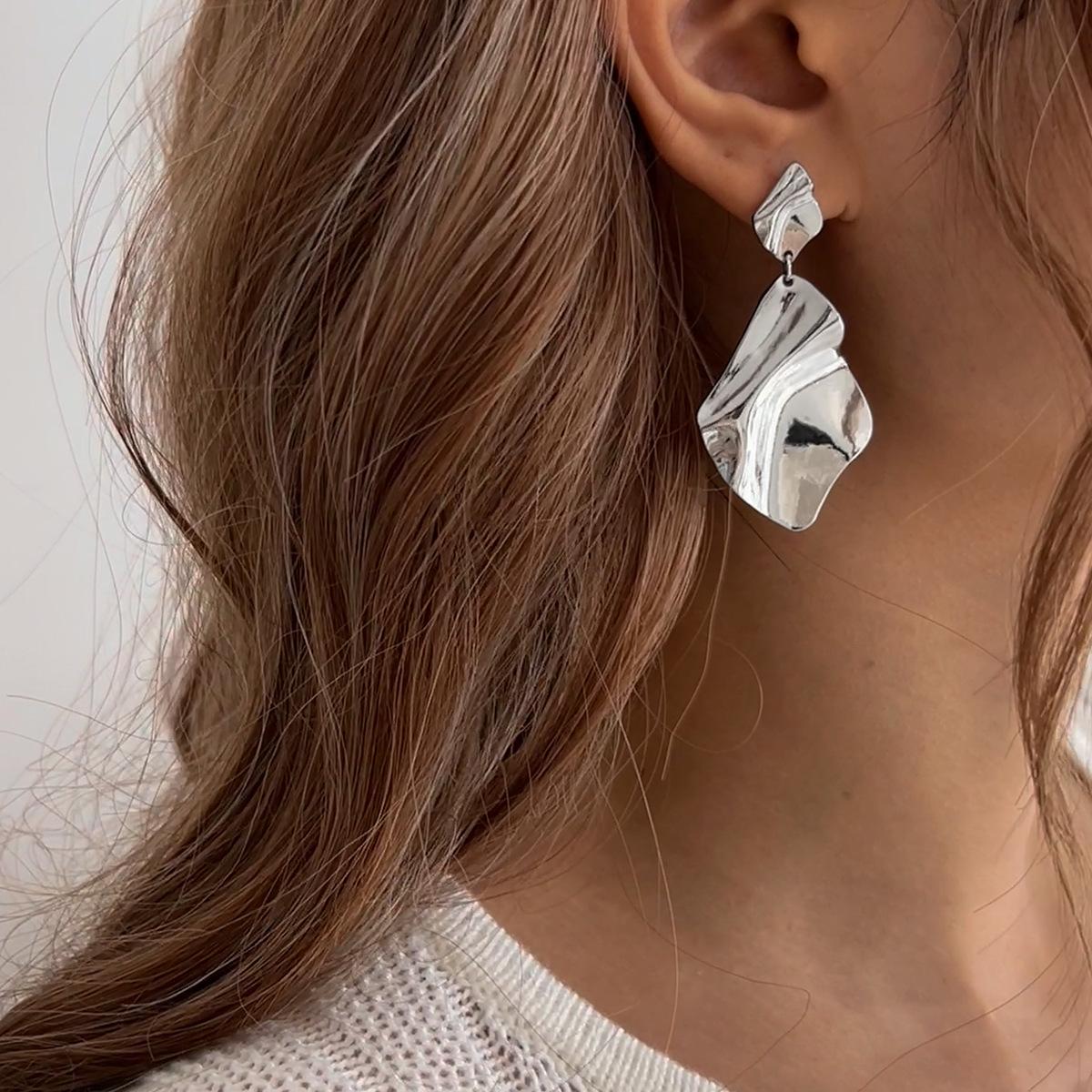 Ювелирные серьги-гвоздики из жидкой лавы, серьги из металла, женские геометрические нерегулярные плиссированные серьги
Ювелирные серьги-гвоздики из жидкой лавы, серьги из металла, женские геометрические нерегулярные плиссированные серьги