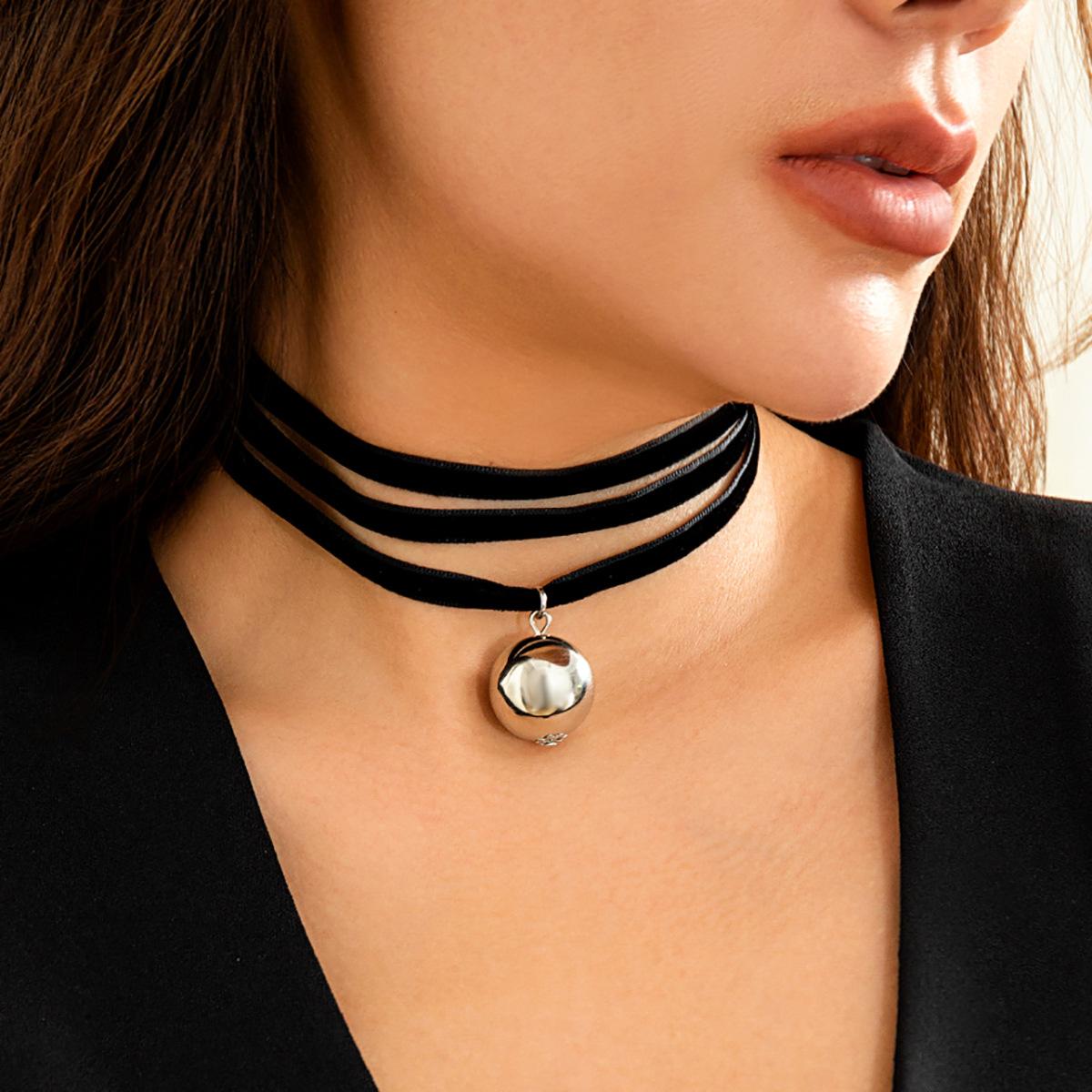 Personalized multi-layer winding neck chain round bead pendant collar female goth flannel knotted choker
Personalized multi-layer winding neck chain round bead pendant collar female goth flannel knotted choker
