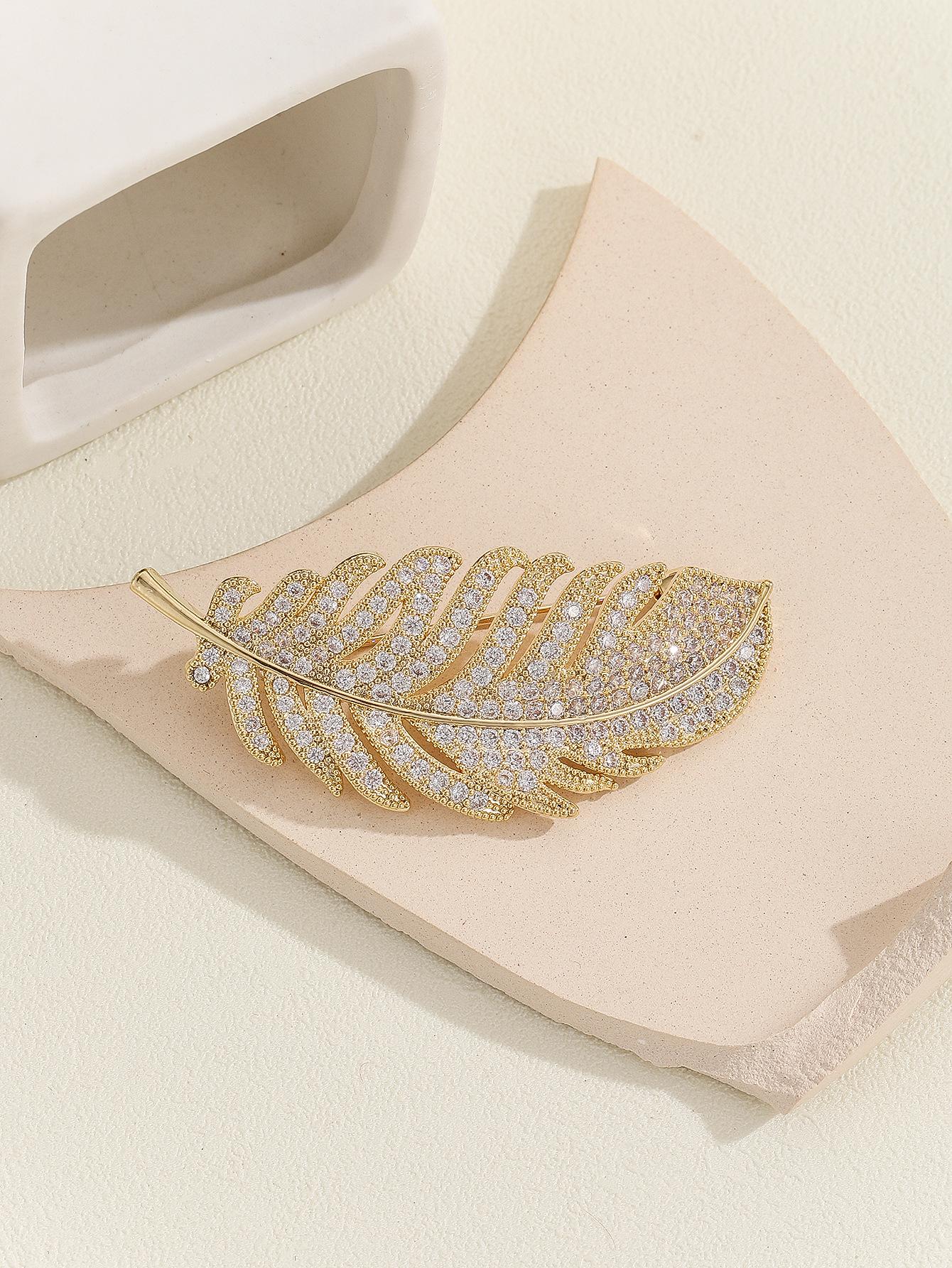 2026 Korean Style High-Quality Zirconia Feather Brooch for Women: Qipao, Shawl Pin Accessory
2026 Korean Style High-Quality Zirconia Feather Brooch for Women: Qipao, Shawl Pin Accessory