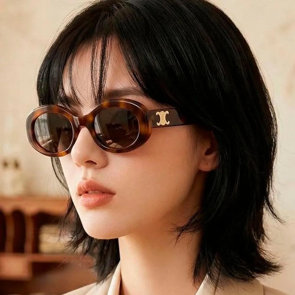 Celine Sunglasses CL40194U 53A Oval Horn-rimmed Triomphe V-Sunglasses
Celine Sunglasses CL40194U 53A Oval Horn-rimmed Triomphe V-Sunglasses