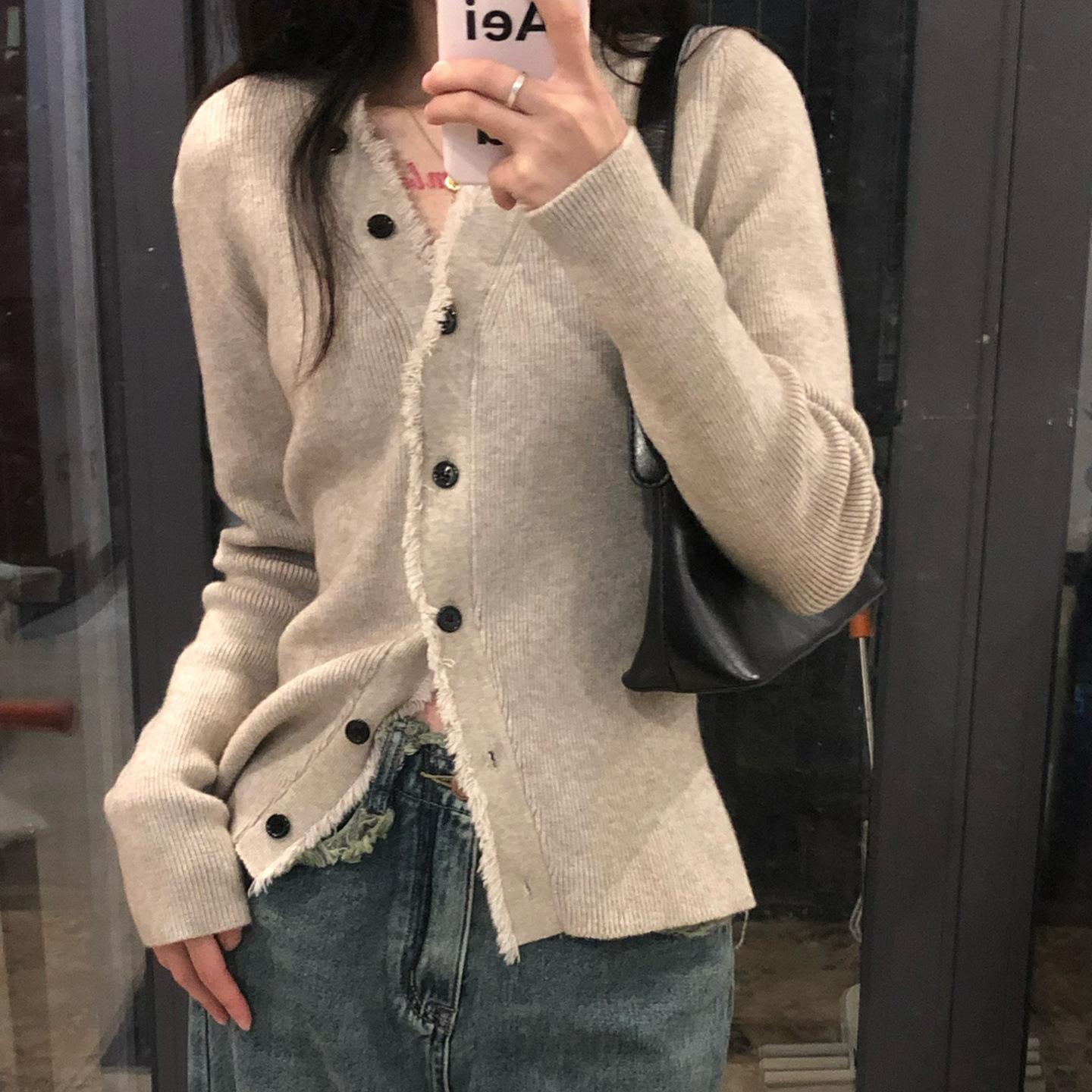 V-neck knitted bottom cardigan women s sweater autumn and winter new jacket design sense niche slim-fitting sweet and spicy long-sleeved top One Size
V-neck knitted bottom cardigan women s sweater autumn and winter new jacket design sense niche slim-fitting sweet and spicy long-sleeved top One Size