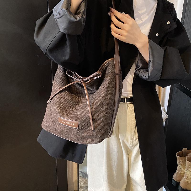 Fashion versatile large-capacity commuter big bag women s 2025 new messenger bucket bag 36*13*31 чёрный
Fashion versatile large-capacity commuter big bag women s 2025 new messenger bucket bag 36*13*31 чёрный