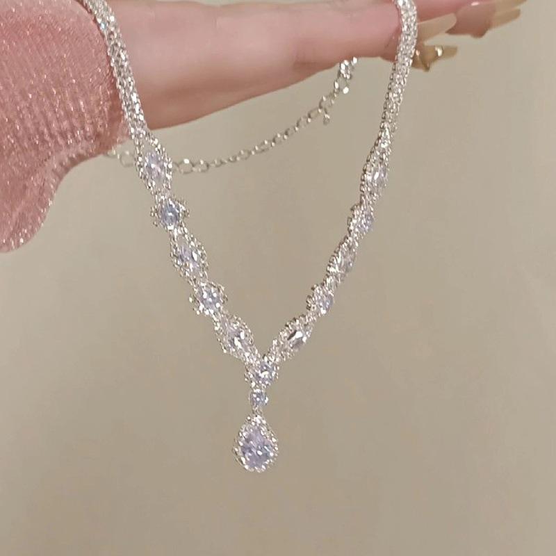 Zircon water drop pendant necklace exquisite light luxury high-end collarbone chain niche versatile temperament fashionable yes
Zircon water drop pendant necklace exquisite light luxury high-end collarbone chain niche versatile temperament fashionable yes